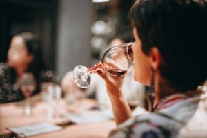 Come degustare il vino correttamente: i passaggi principali