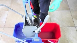 Scopri di più sull'articolo Detergere e disinfettare bene i pavimenti